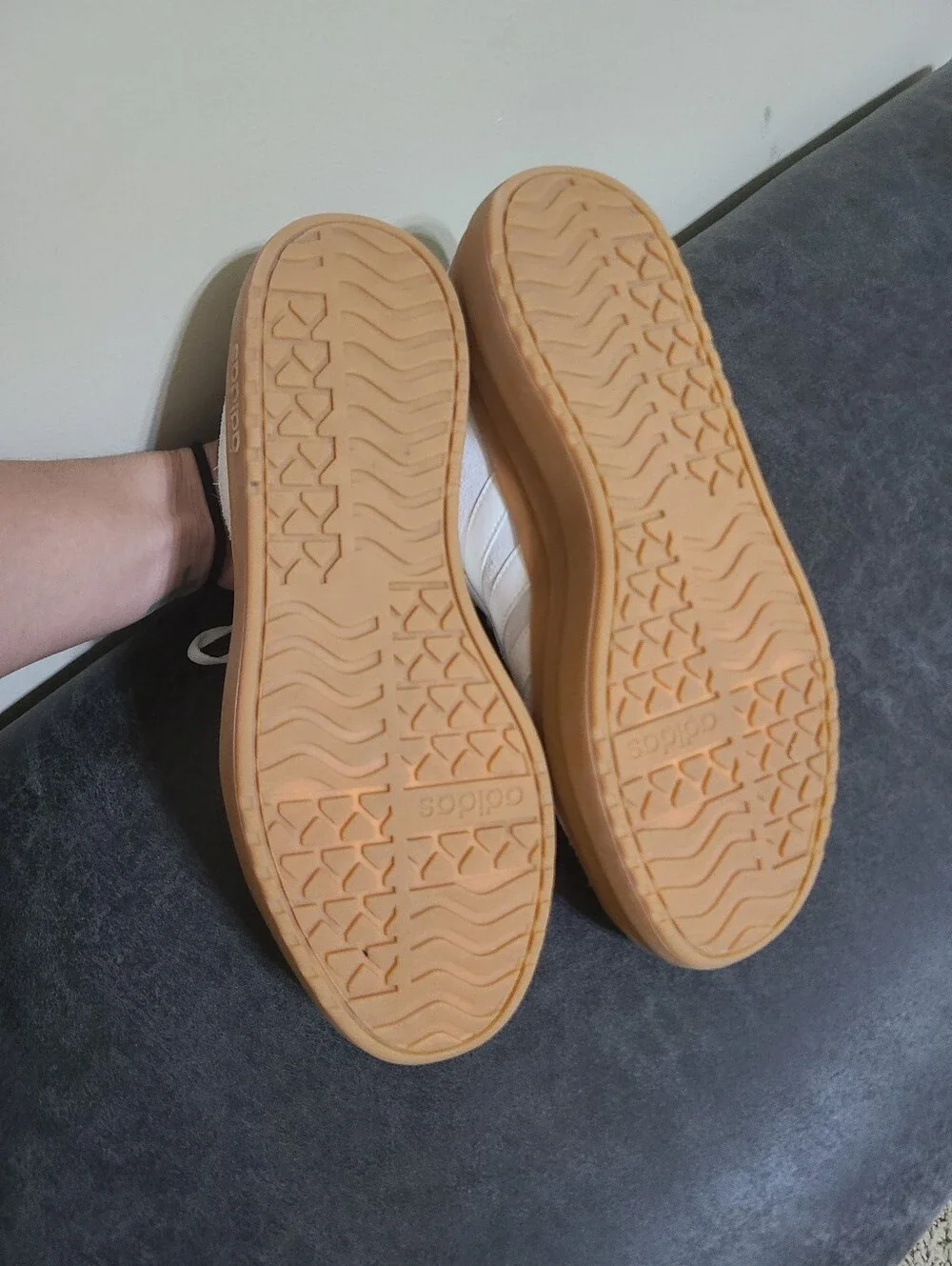 Casual Women’s Adidas Low-Top Sneakers in Off-White with Gum Sole